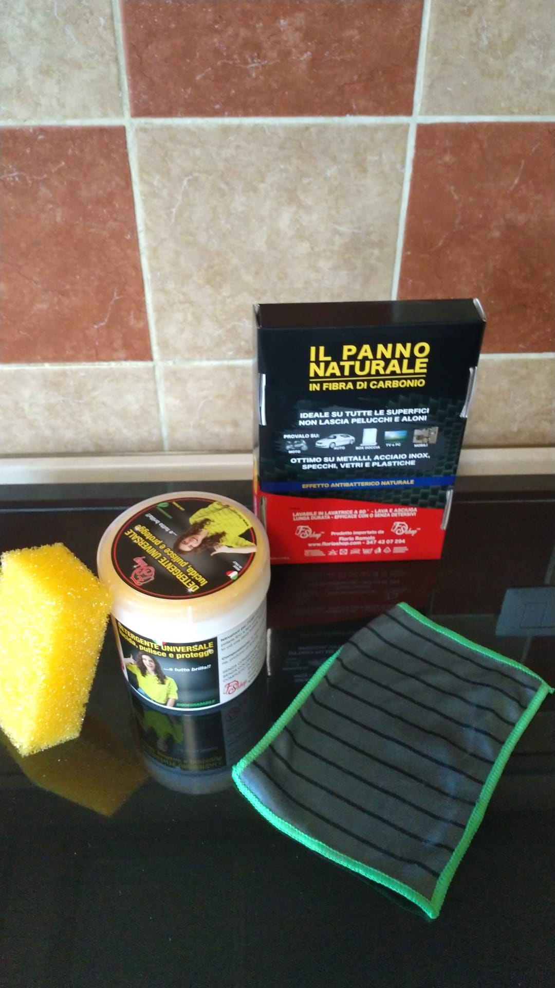 Detergente Universale 700gr (1pz) e Panno in Carbonio 3 Panni 38x50 e 1 18x14(1pz)
