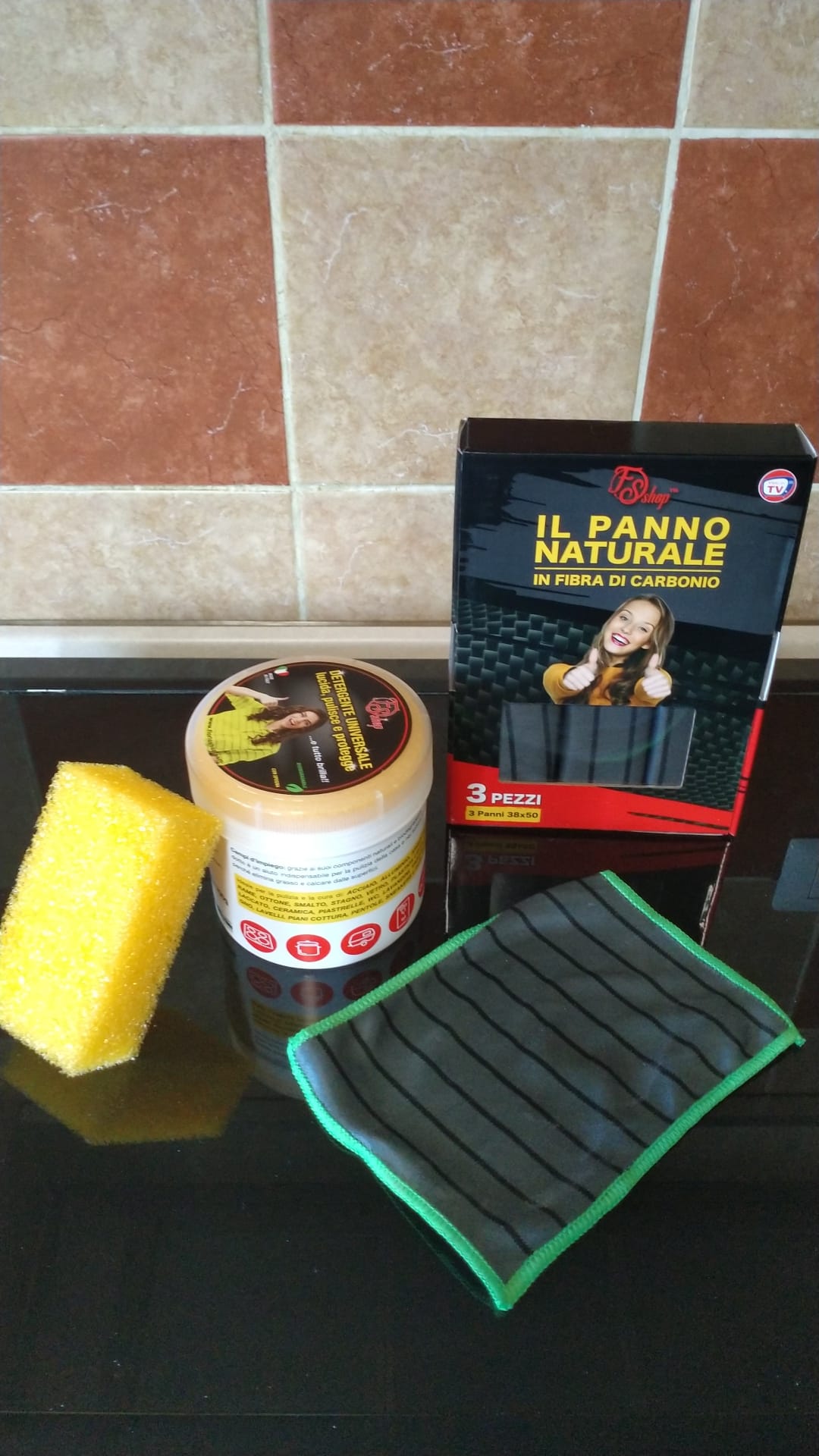Detergente Universale 700gr (1pz) e Panno in Carbonio 3 Panni 38x50 e 1 18x14(1pz)