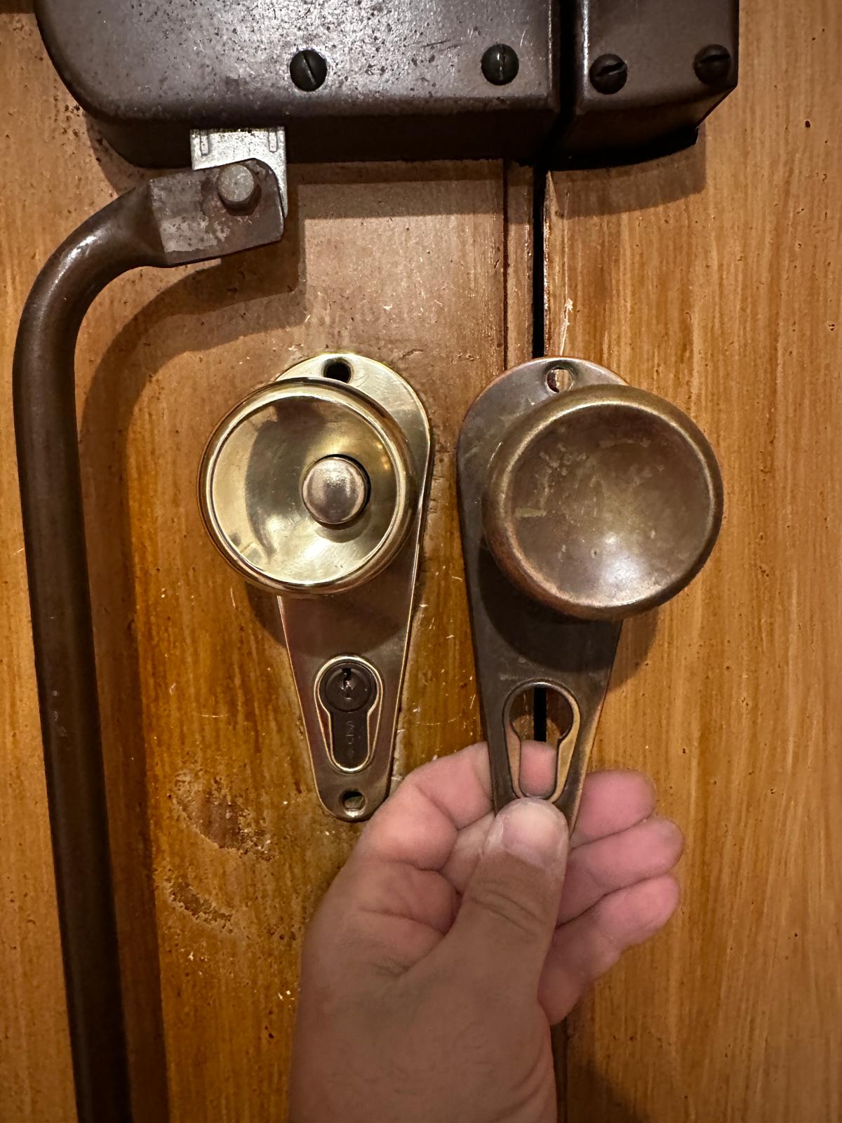 Detergente Universale 700g-PASTA PULENTE LUCIDA PULISCE PROTEGGE .ELIMINA CALCARE DALLA DOCCIA.E' TUTTO BRILLA 2 SPUGNE INCLUSE